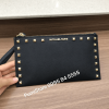 Vi cam tay Clutch Michael Kors