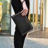 Vi cam tay Clutch Michael Kors